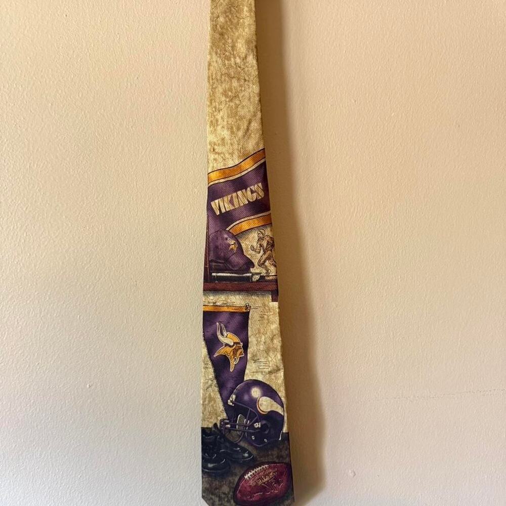Vintage NFL Minnesota Vikings Silk Tie Eagles Wings Helmet Football Memorabilia